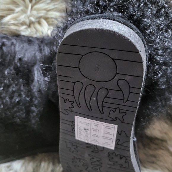 Women's black BearPaw Boo boots size 9. - Picture 8 of 9
